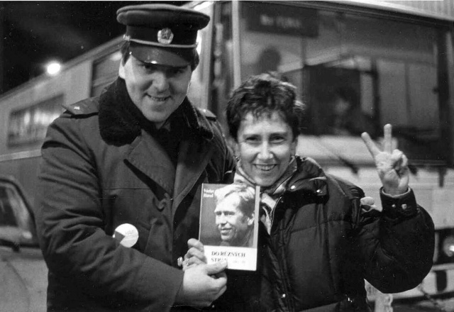Jiřina Šiklová s celníkem Švagrem – na československo-západoněmecké hranici při převozu „knižního kontrabandu“ 9. 12. 1989
