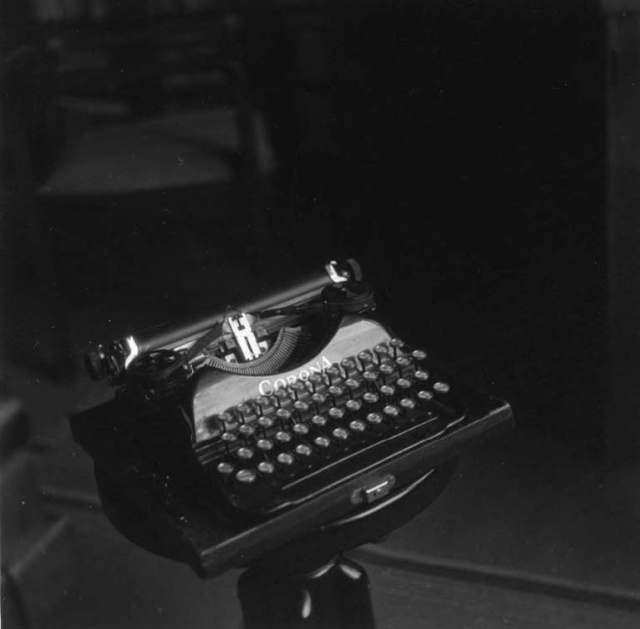 Nezvalův portrét psacího stroje Corona, Literární archiv PNP, fond Vítězslav Nezval